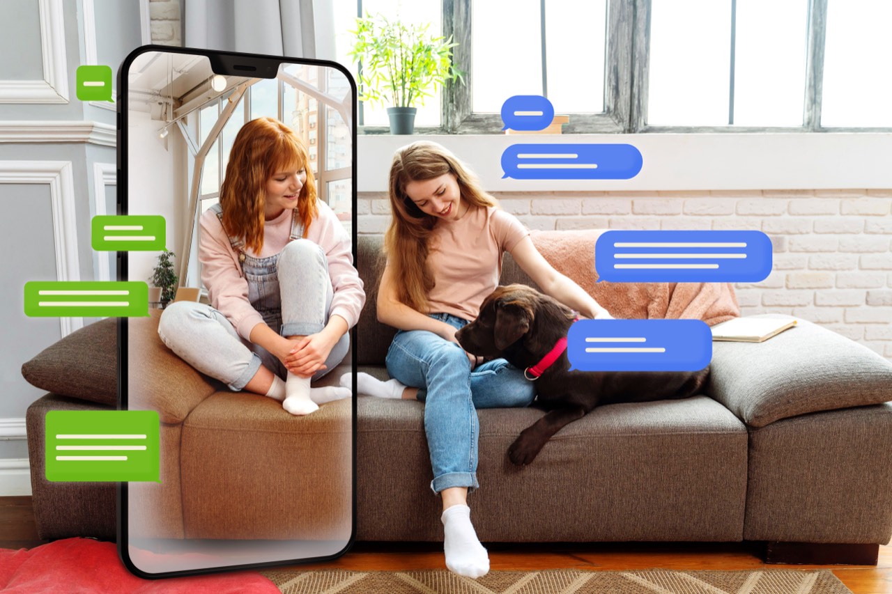 Telefonlarından markalarla sohbet eden kullanıcılar